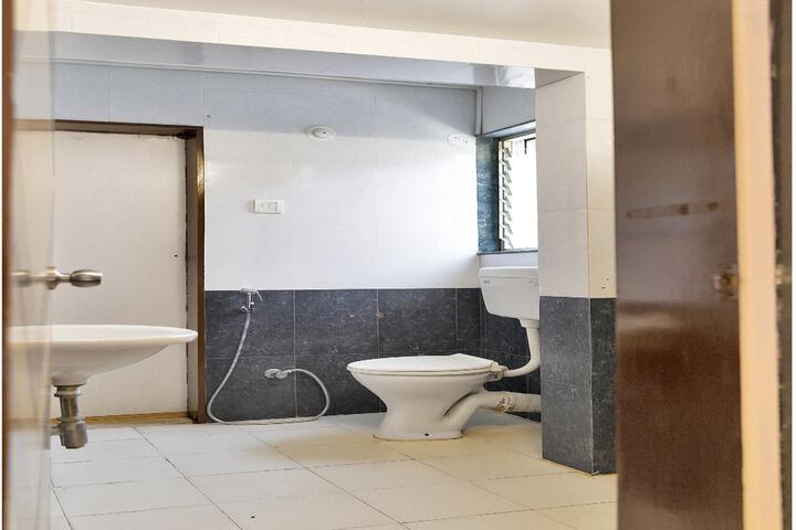 OYO 12301 RG Suites