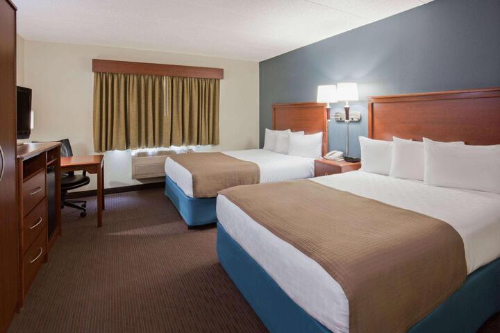 1 Queen Bed Accessible Room (6 of 9)