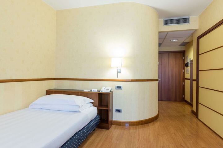 Room 33 of 80