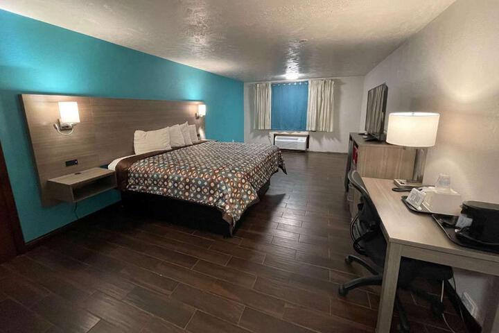 1 King Bed (3 of 11)