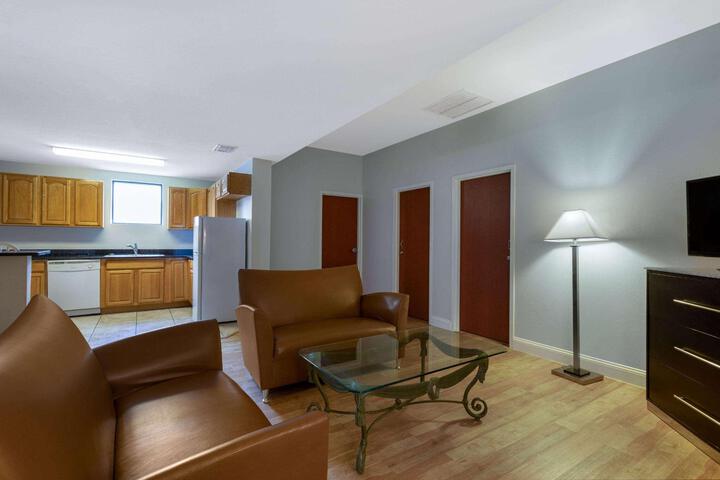 1 King Bed Mobility Hearing Accessible Room Roll in Shower (14 of 29)
