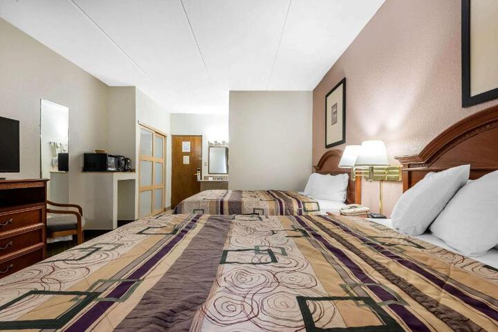 1 Queen Bed (7 of 15)