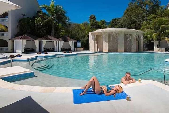 Hotel Pool