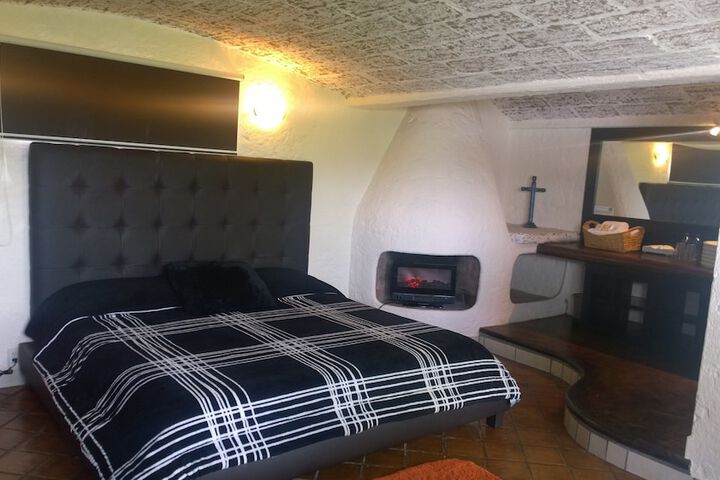 Room 2 of 66