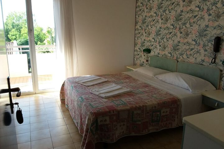 Room 8 of 28