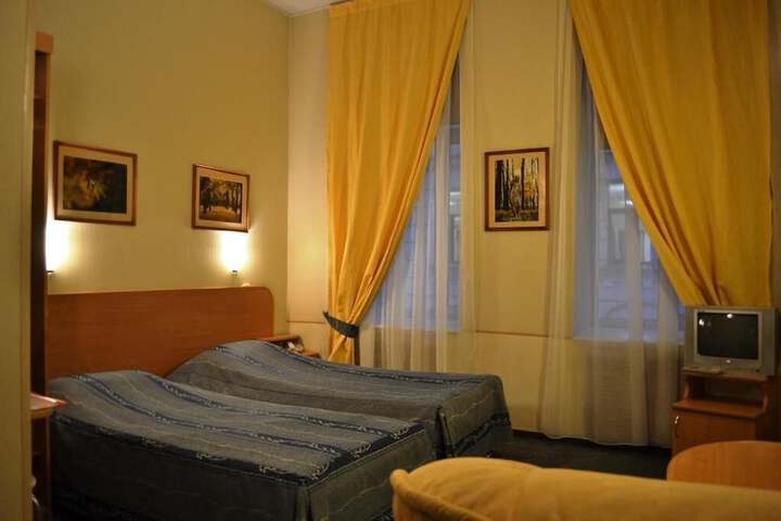 Room 8 of 34