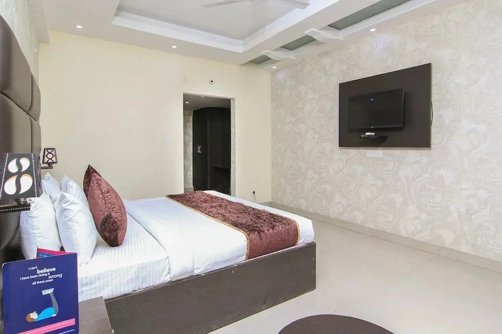 Room 5 of 16