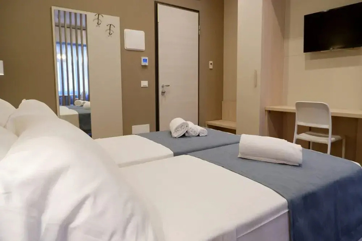 Room 4 of 12