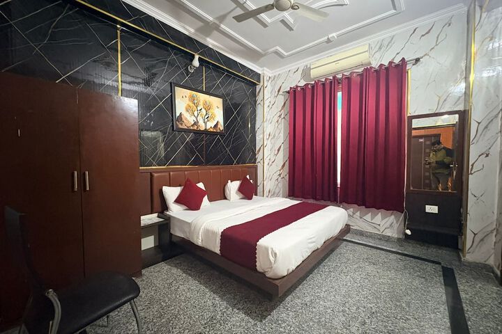 Room 10 of 28