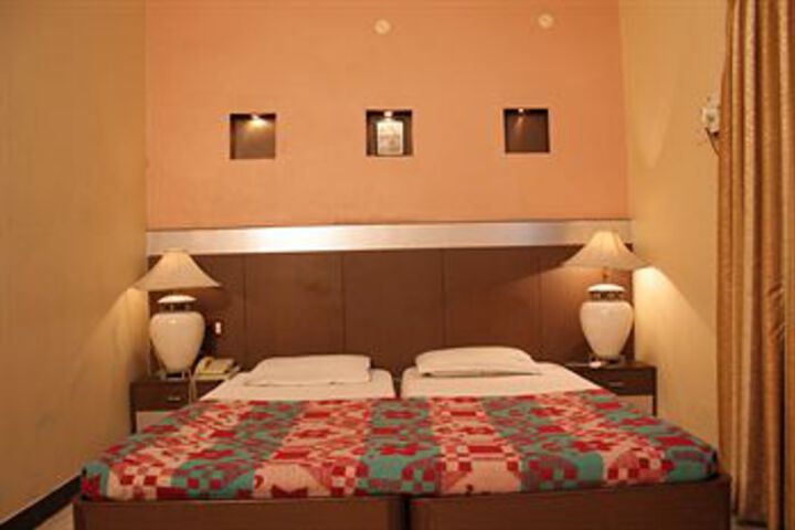 Room 7 of 14