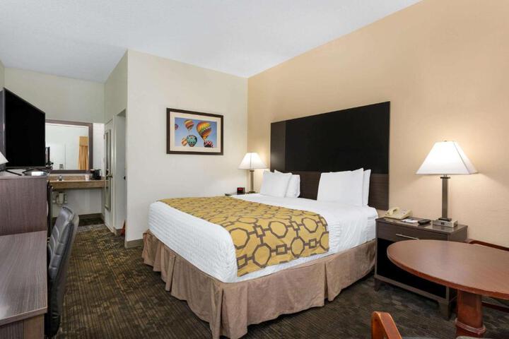 1 King Bed (5 of 10)
