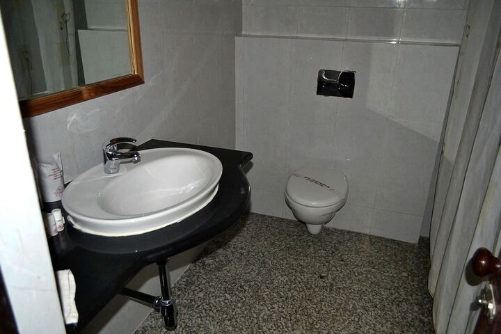 Room 10 of 18