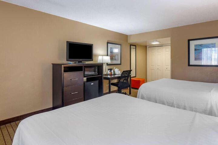 2 Queen Accessible Roll in Shower Microwave, Refrigerator WiFi Full Breakfast (7 of 25)