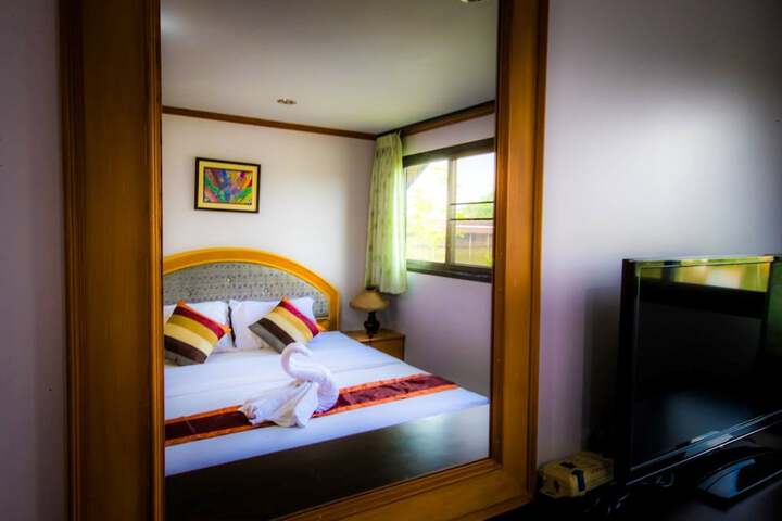 Room 4 of 93