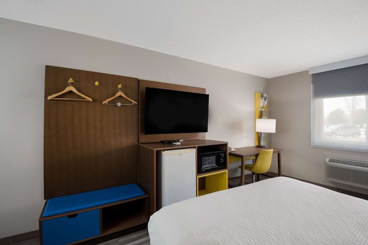 1 Queen Bed (9 of 16)
