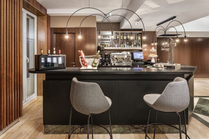 Lounge 53 of 62