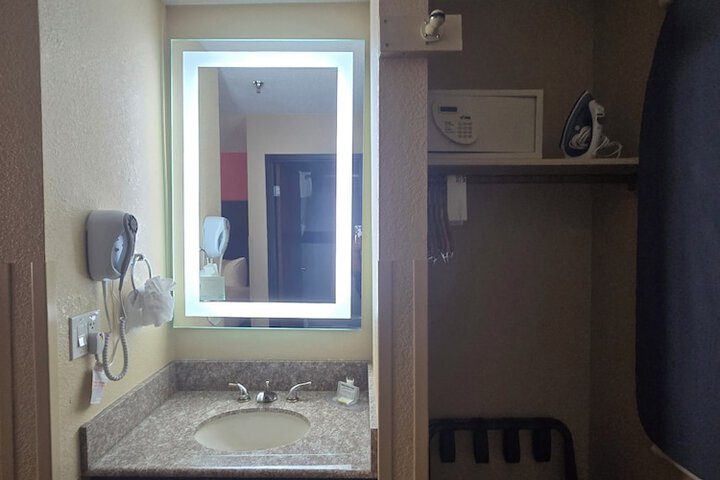 Room 17 of 27