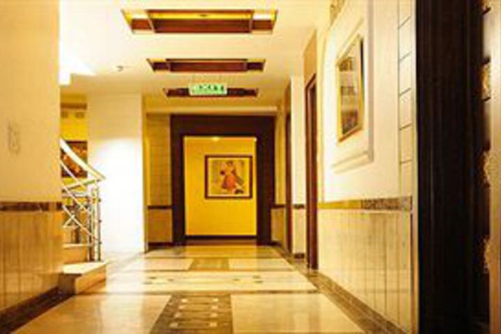 Ballroom/Hall 12 of 14