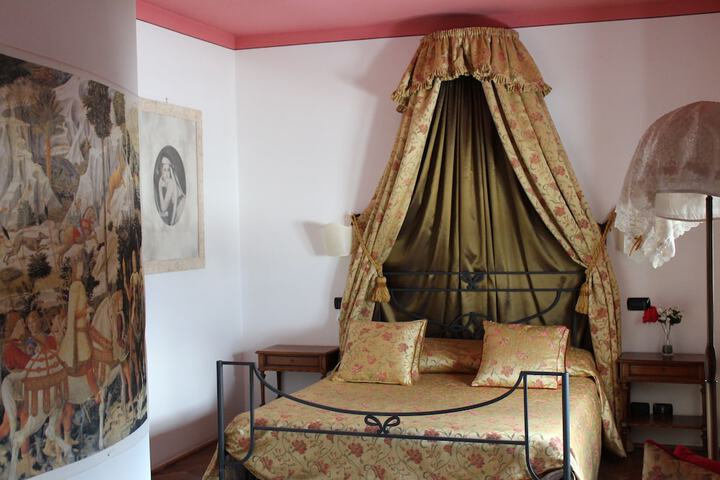 Room 4 of 20