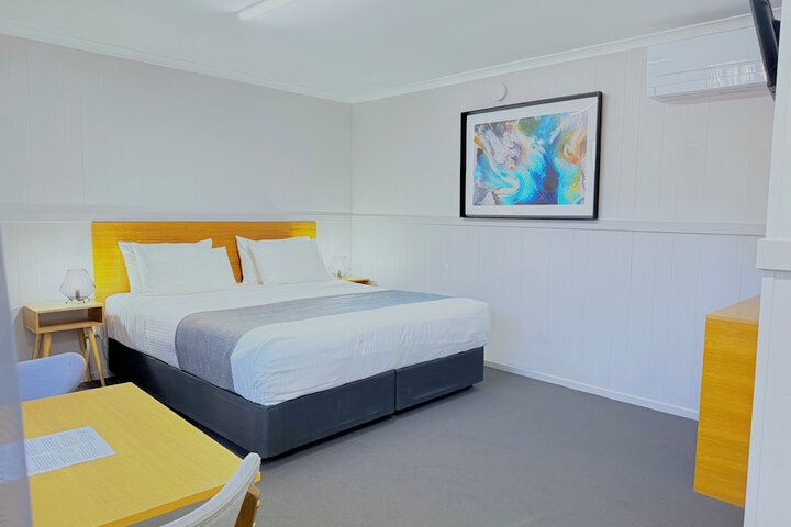 Room 10 of 32