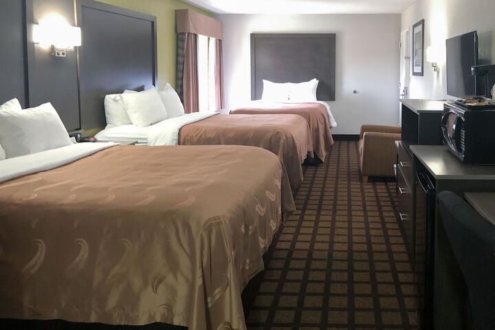 2 Queen Beds (12 of 13)