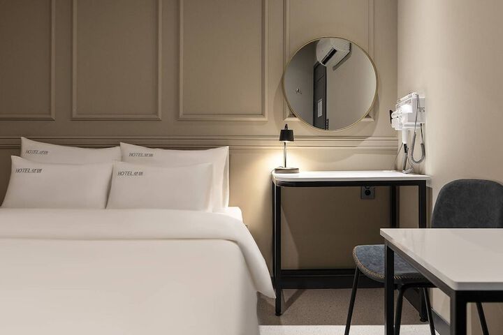 Room 27 of 78