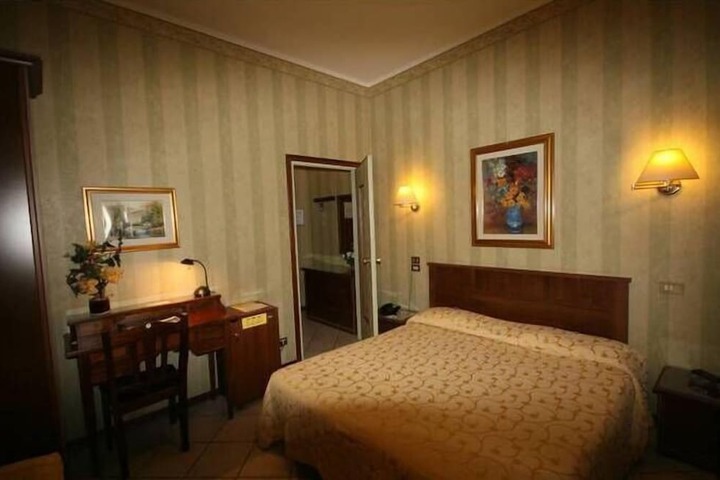 Room 24 of 52