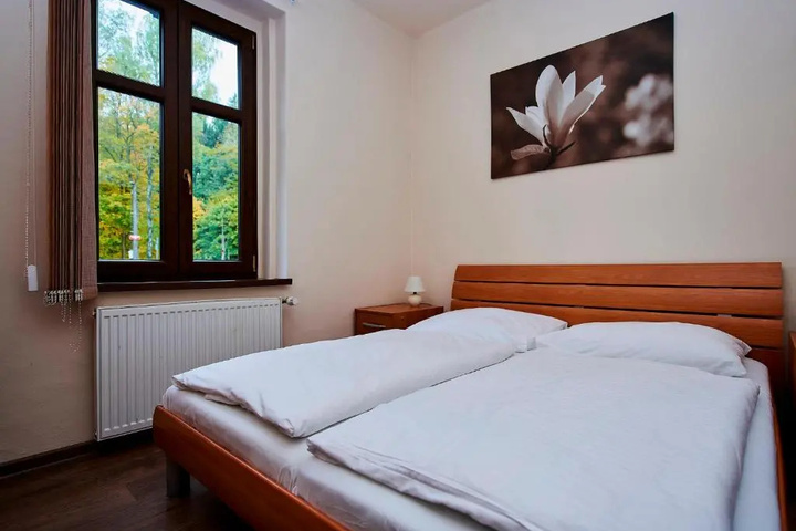 Room 4 of 18
