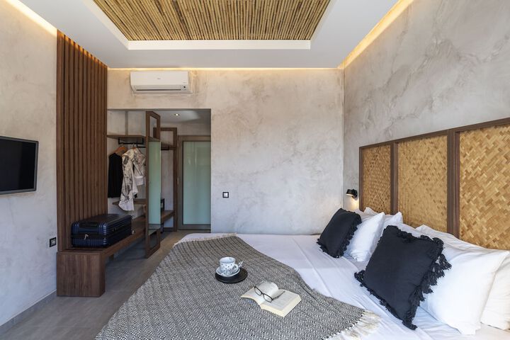 Room 3 of 90