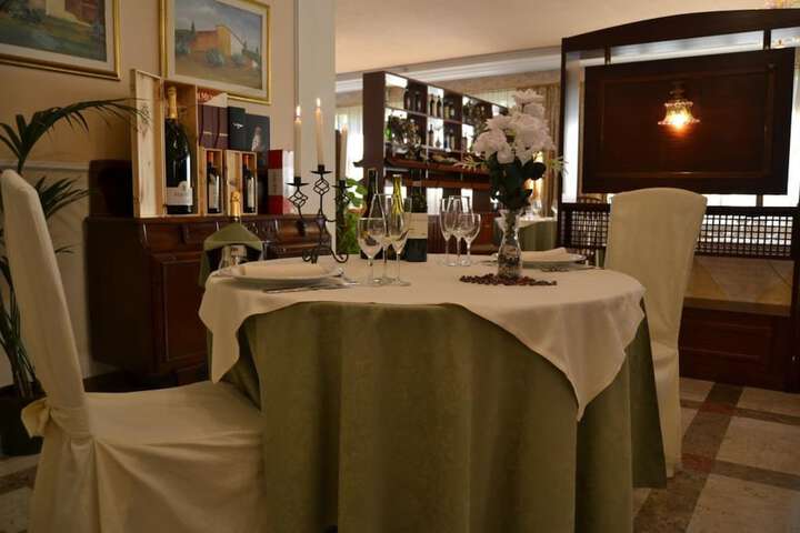 Dining 53 of 58