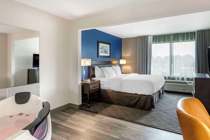 1 King Bed Accessible (8 of 18)