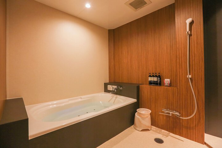 Room 6 of 11
