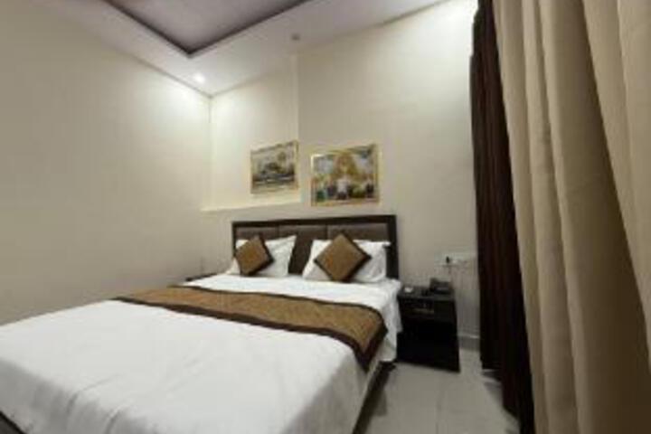 Room 12 of 16