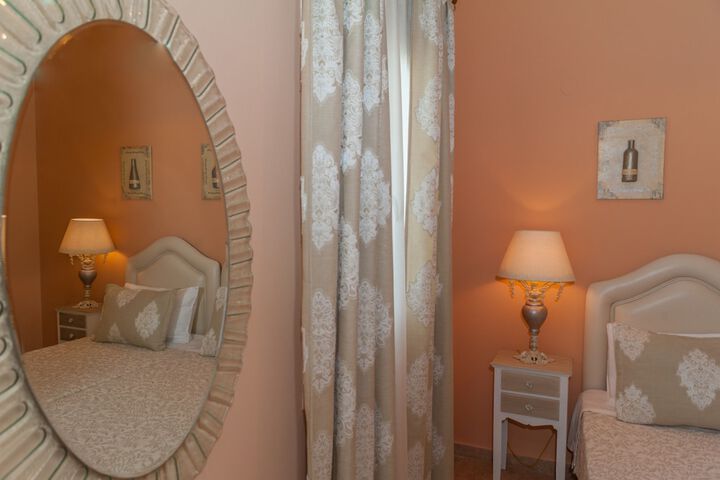 Room 27 of 38