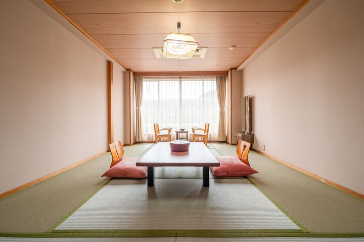 Room 4 of 32