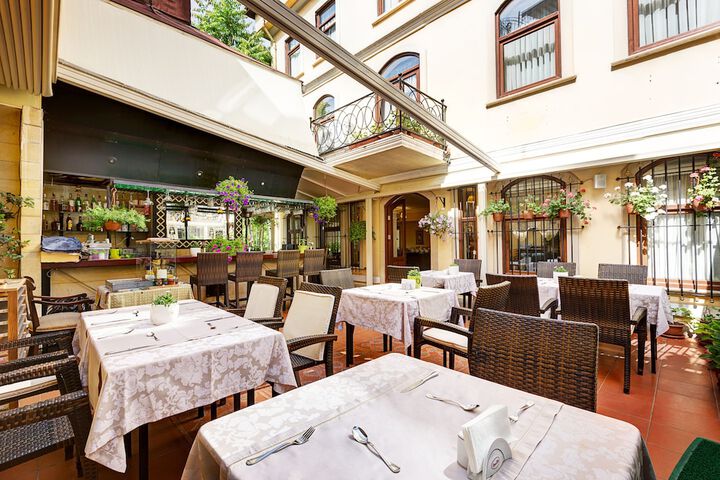 Dining 70 of 76
