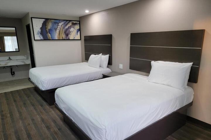 2 Queen Beds (4 of 11)