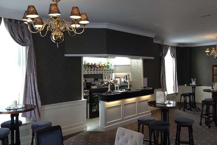 Lounge 33 of 38