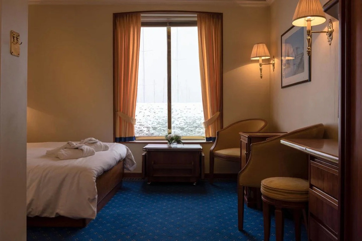 Room 5 of 15