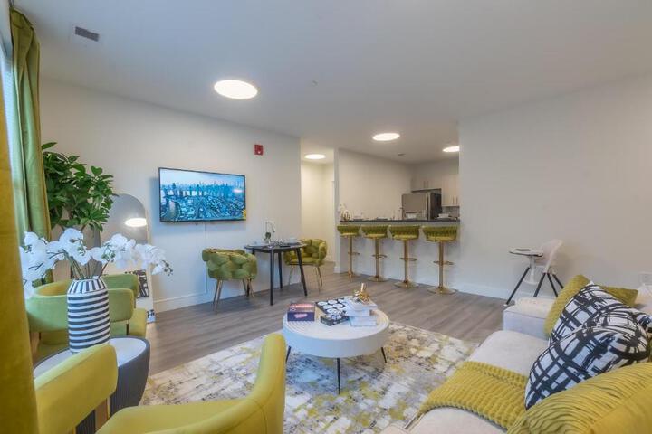 Opulence in Olive with Free Parking 2 BR 2 baths Suite, 5 beds and Sleeps 8