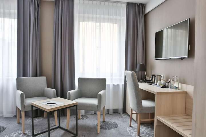 Room 4 of 43