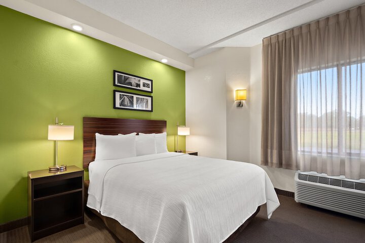 2 Queen Beds (1 of 10)