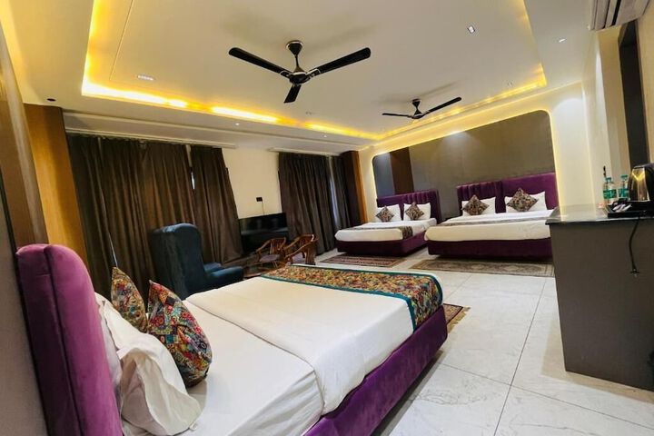 Room 10 of 28