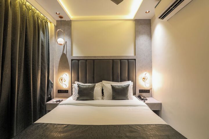 Room 6 of 8