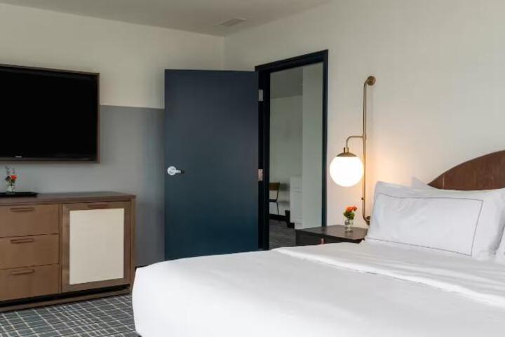 1 King Bed (15 of 17)