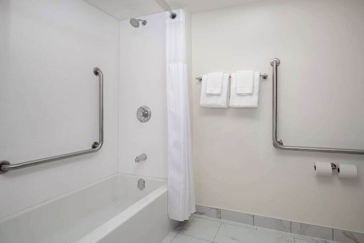 Room 18 of 28
