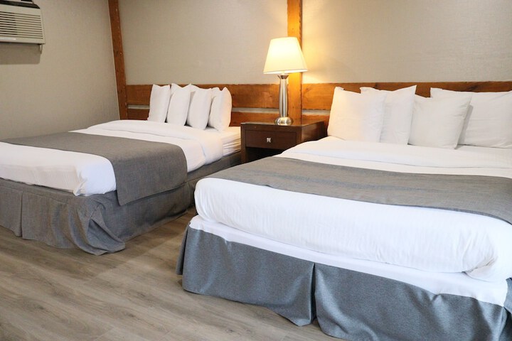 Classic Queen Bed (2 of 63)