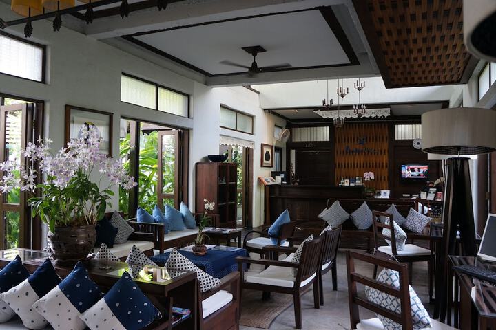 Entrance & Lobby