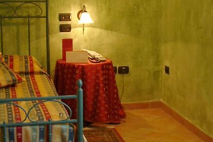 Room 4 of 10