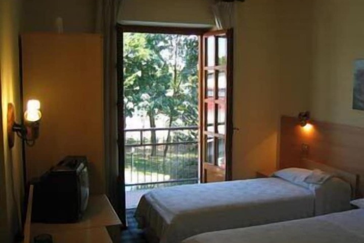 Room 4 of 18